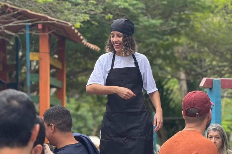 ia Ray conduz a oficina de pernaltas do bloco “Não Tem Água na Moringa”, guiando participantes de todas as idades em equilíbrio, expressão e criação coletiva em Búzios