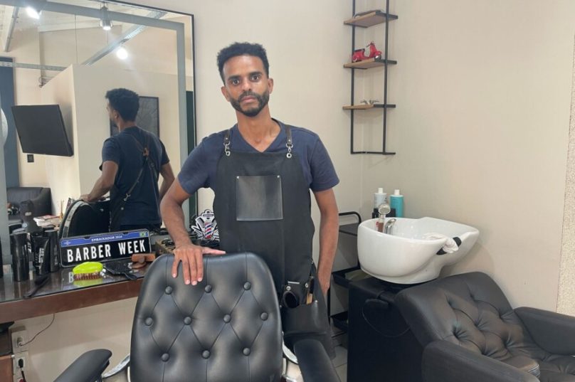 Peterson Melo na barbearia do Werner Búzios: “a barba muda tudo, até a forma como o cliente caminha ao sair"