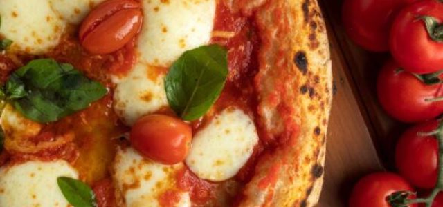 Belli-Belli oferece pizzas no estilo napolitano, com massa fermentada naturalmente e assada em forno à lenha.