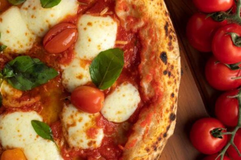 Belli-Belli oferece pizzas no estilo napolitano, com massa fermentada naturalmente e assada em forno à lenha.