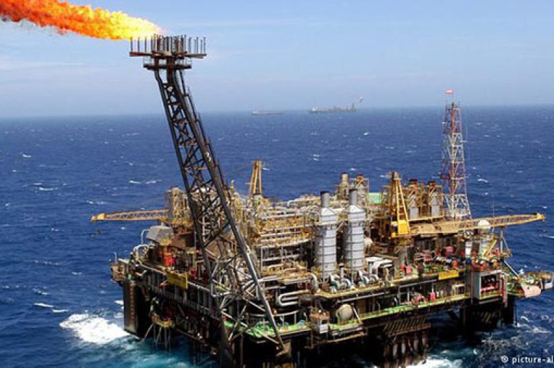 Plataforma flutuante P-26, da Petrobras, no campo Marlim Sul. Fonte da imagem: DW.