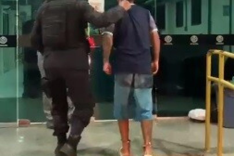 Homem estava sendo procurado por envolvimento em assalto à mão armada, com um mandado de prisão expedido pela justiça. 

Divulgação Polícia