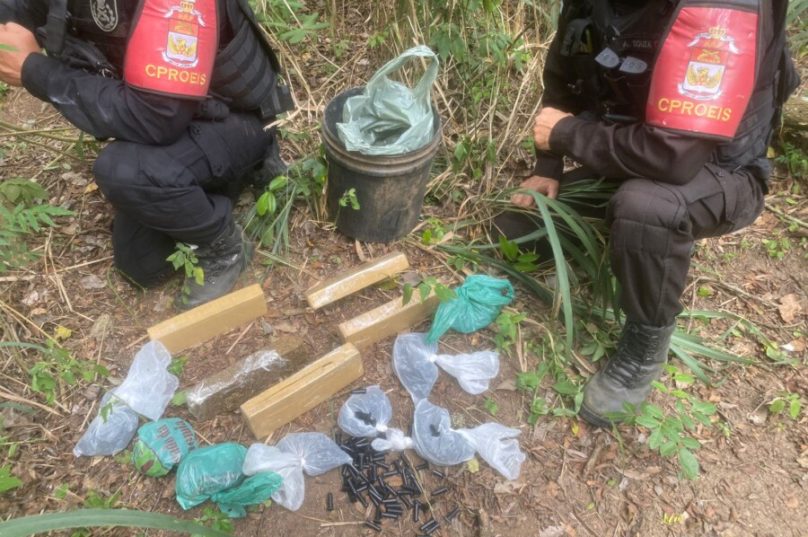 Polícia apreende drogas em búzios1