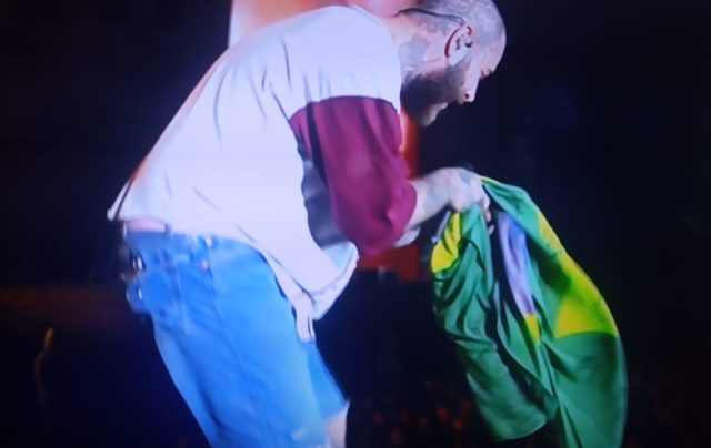 Post Malone com bandeira do Brasil no Rock In Rio