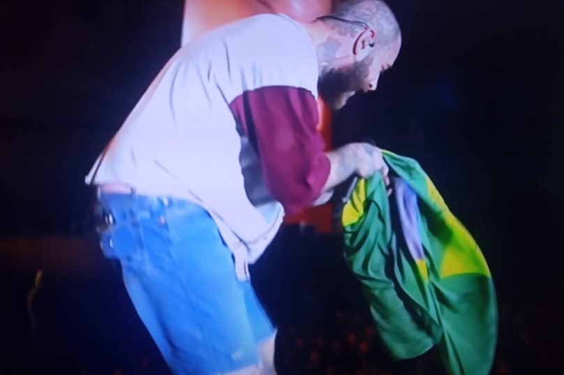 Post Malone com bandeira do Brasil no Rock In Rio