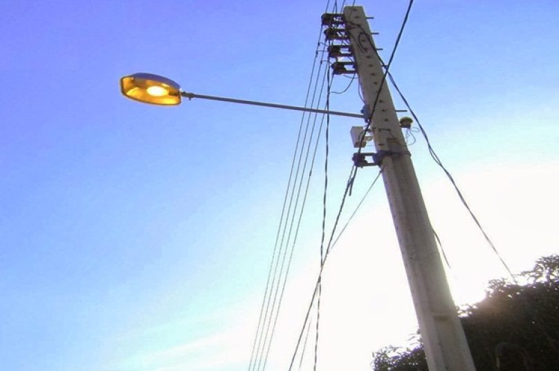 poste-com-luz-acesa-durante-o-dia-divulgacao