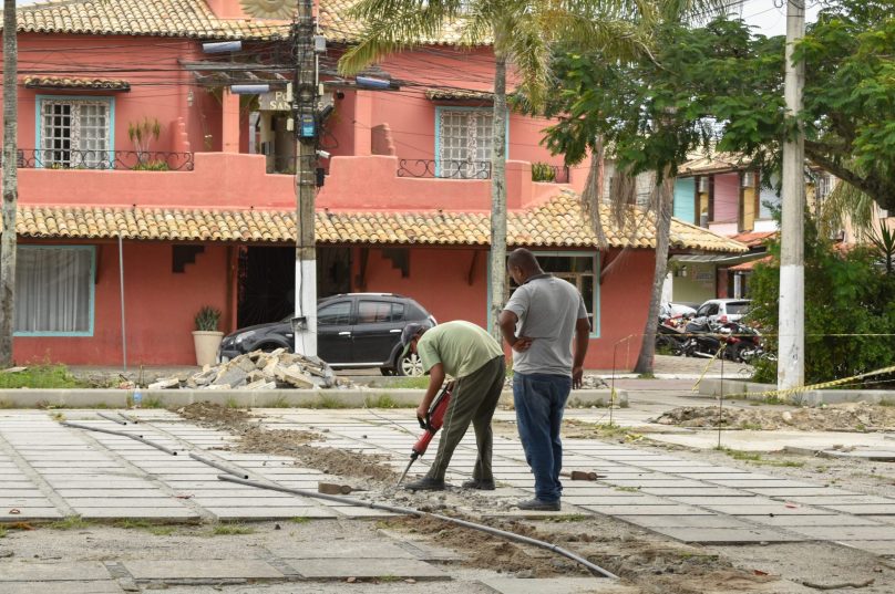A Praça Santos Dumont, localizada no centro de Búzios, passa por obras desde a gestão passada. Imagem: Matheus Coutinho