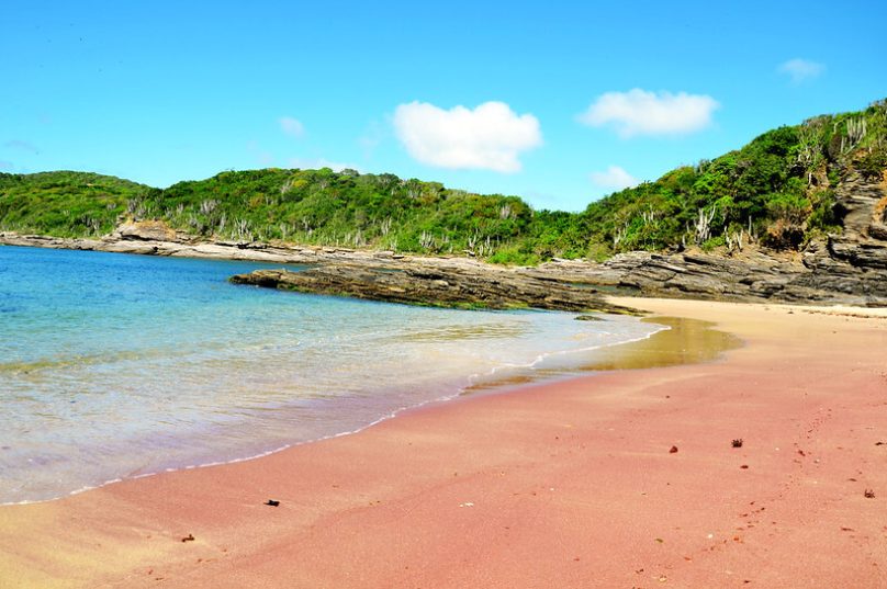 A Praia do Forno e suas areais vermelhas e águas cristalinas  recebeu investimentos públicos e privados para implantação de infraestrutura com foco na sustentabilidade - Foto Rodrigo Soldon
