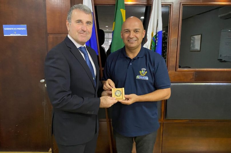 Prefeito recebe medalha comemorativa do Comandante da Força Aeronaval - Foto_ Gabrielly Costa