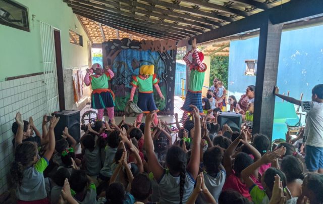 Alunos que apresentaram as melhores redações e desenhos sobre o consumo consciente da água e a preservação do meio ambiente foram premiados. Foto divulgação