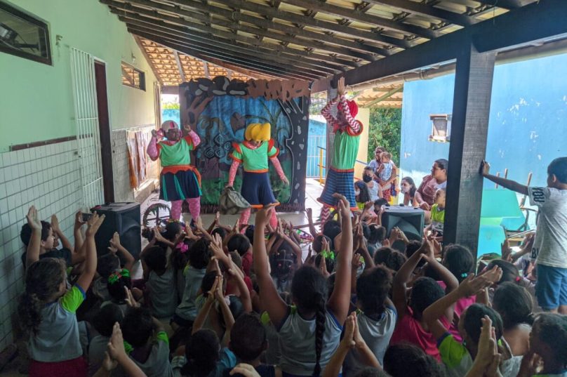Alunos que apresentaram as melhores redações e desenhos sobre o consumo consciente da água e a preservação do meio ambiente foram premiados. Foto divulgação