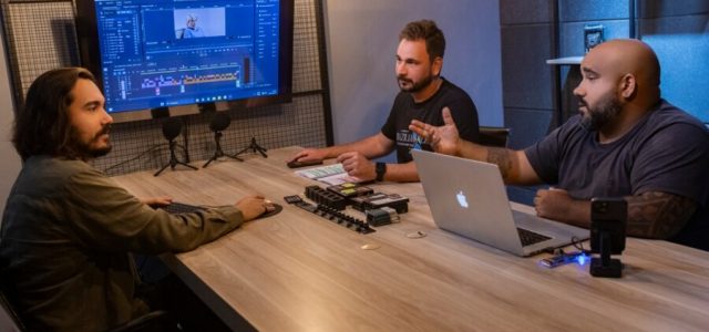 Processo de edição e montagem do documentário com o editor Luke de Aguiar, o produtor Paulo Moreira e o diretor Cezar Fernandes / foto divulgação