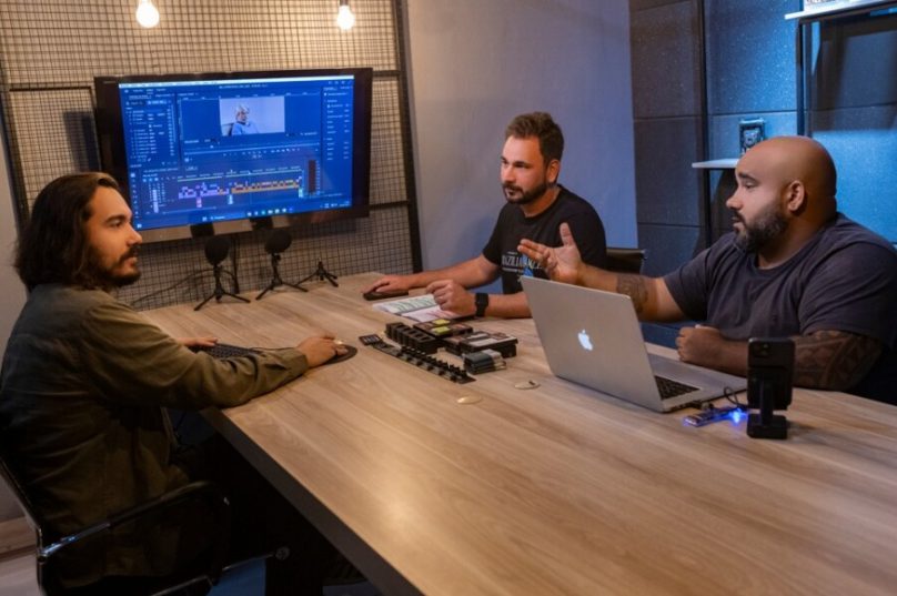 Processo de edição e montagem do documentário com o editor Luke de Aguiar, o produtor Paulo Moreira e o diretor Cezar Fernandes / foto divulgação