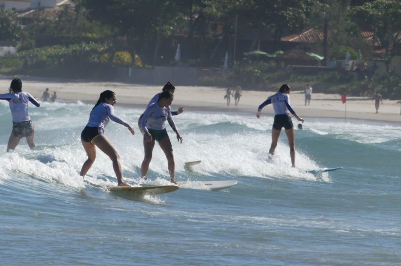 Projeto existe há três anos em Búzios e acontece todo domingo na praia | Foto: Reprodução/Facebook Na onda delas