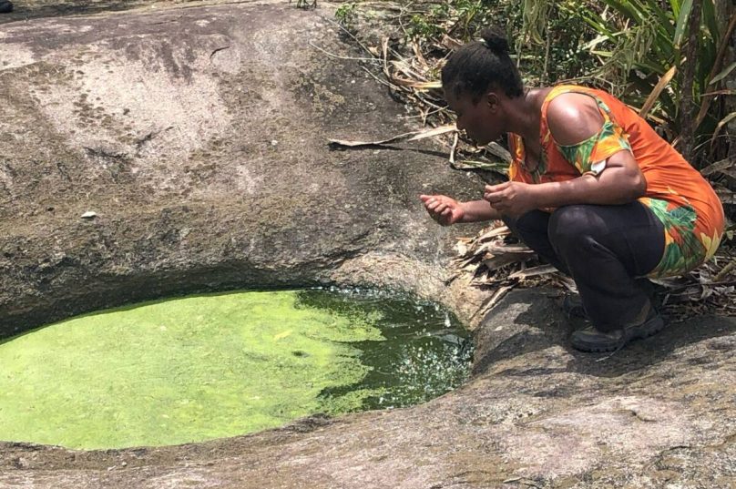 Beth Fernandes no poço ancestral do Quilombo da Baía Formosa, território de memória e resistência em Búzios
