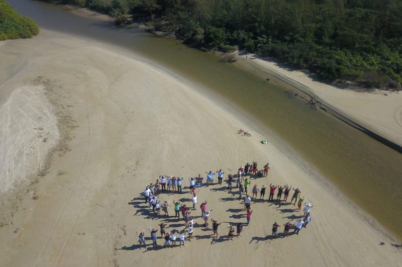 Manifestantes se posicionaram para escrever a palavra "S.O.S." em defesa do Rio Una. Imagem: Gonzalo Arsseli