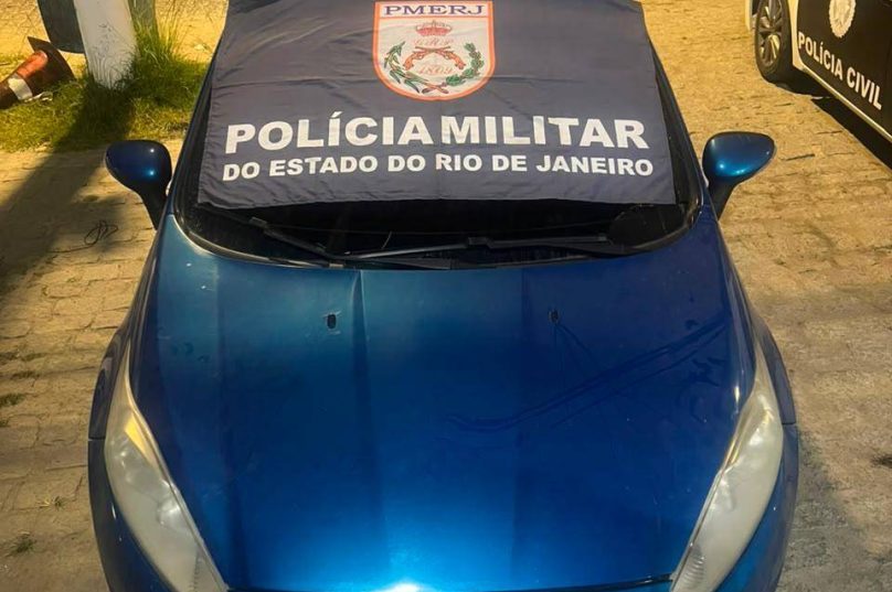 Automóvel Ford Fiesta azul apreendido pela Polícia Militar durante ocorrência de receptação em Cem Braças, em Búzios.