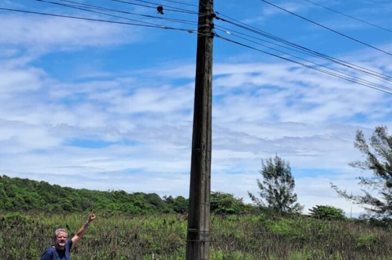 Morador aponta um dos 81 postes com lampadas sem funcionar   - Prensa de Babel