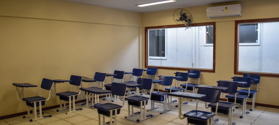 Sala de aula da Escola Municipal Nicomedes Theotônio Vieira. Imagem: Prefeitura Municipal de Búzios | Reprodução