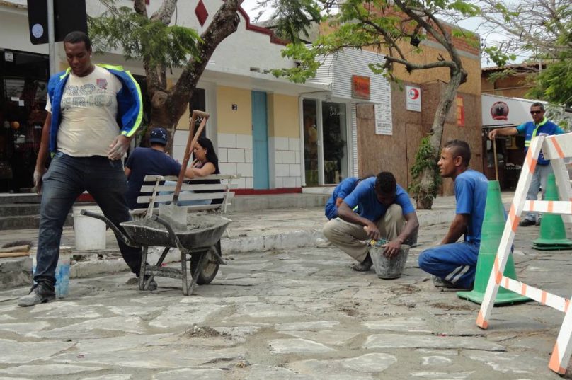 A Foto de Victor Viana  do momento inicial do rejunte da Rua das Pedras, em Búzios, cedida para a matéria do repórter Paulo Roberto Araújo - O Globo em 2013