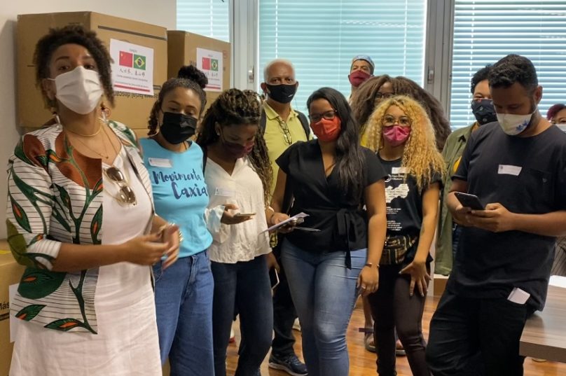 Renata Souza e lideranças das favelas durante encontro / foto divulgação