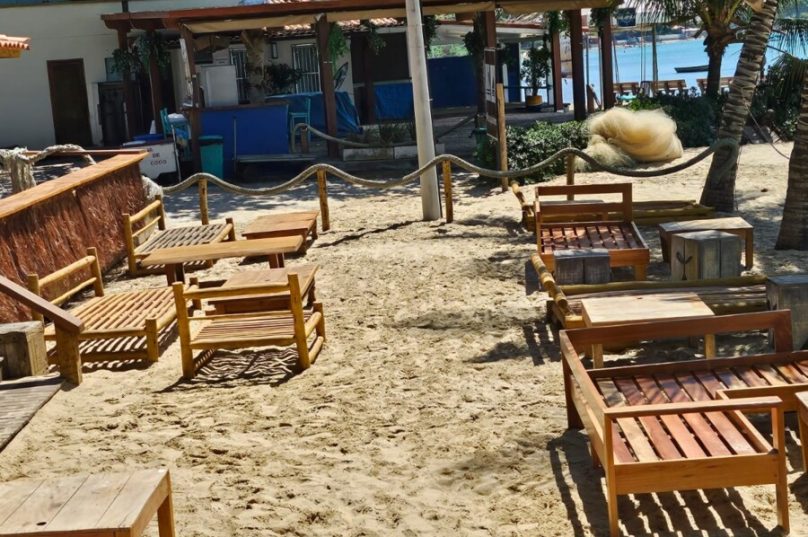 Restaurante na Praia de Manguinhos