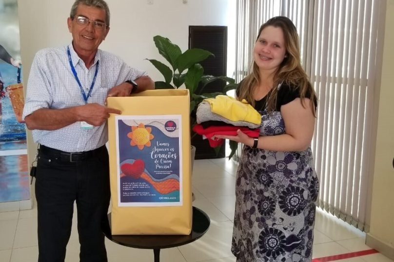Ricardo Azevedo, da Responsabilidade Social, e Monna Farias, do RH, se unem para mobilizar as doações. Foto divulgação