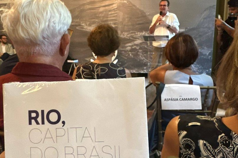 Livro Rio, capital do Brasil em primeiro plano, Aspásia Camargo identificada na mesa de debates e, ao fundo, o prefeito Eduardo Paes durante o lançamento da obra no Palácio da Cidade, no Rio - FOTO PRENSA DE BABEL