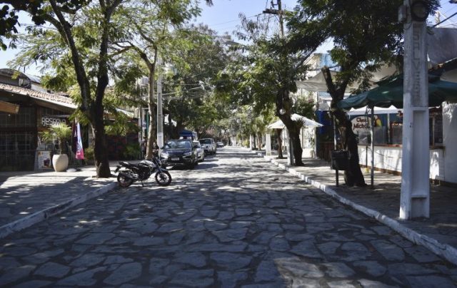 O mundo se encontra em meio às pedras irregulares que dão nome ao local, e fala a mesma língua quando se trata de elogiar a princesinha da península. Foto: Matheus Coutinho