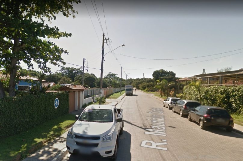 Rua Mauricio Dutra, bairro Manguinhos. durante o dia. Foto  Googlemap