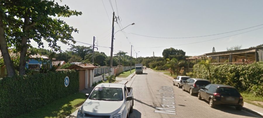 Rua Mauricio Dutra, bairro Manguinhos. durante o dia. Foto Googlemap
