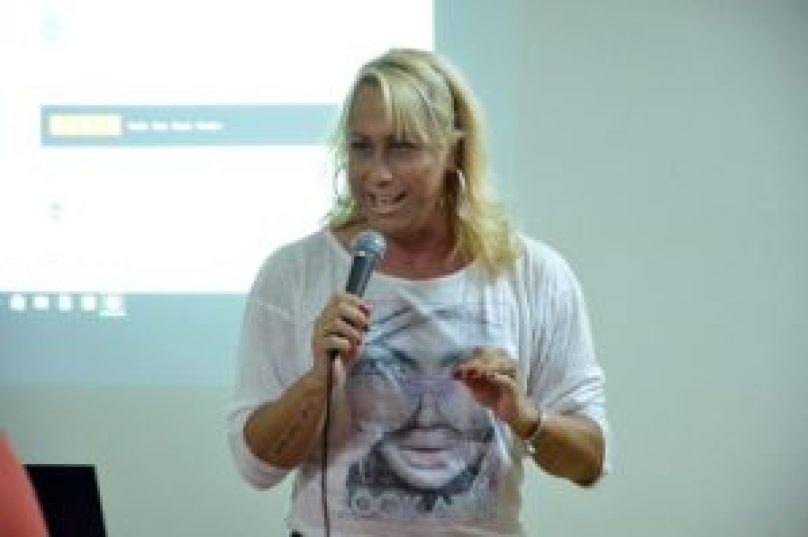 Sara Wagner York durante uma palestra. Imagem: Divulgação
