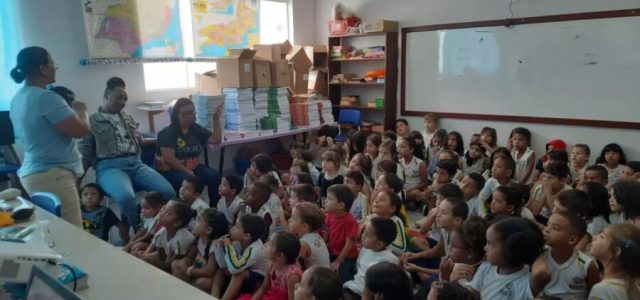 Durante a ação, profissionais da rede municipal de saúde também conferiram e atualizaram as cadernetas de vacinação dos alunos. (Foto: Divulgação)