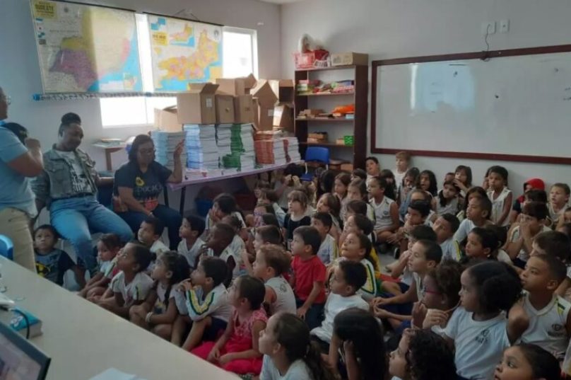 Durante a ação, profissionais da rede municipal de saúde também conferiram e atualizaram as cadernetas de vacinação dos alunos. (Foto: Divulgação)