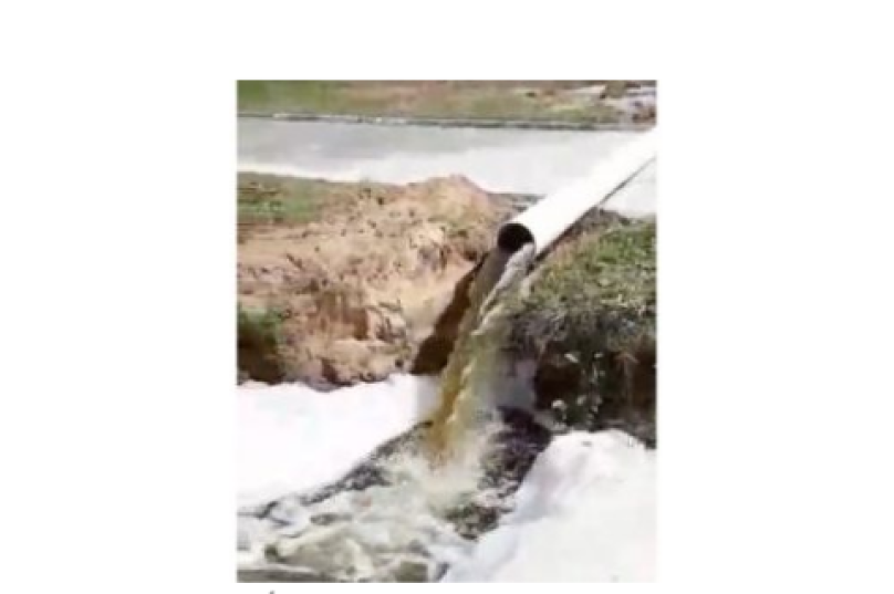 Água despejada na Praia de Tucuns. Imagem gravada em 2020: Redes Sociais
