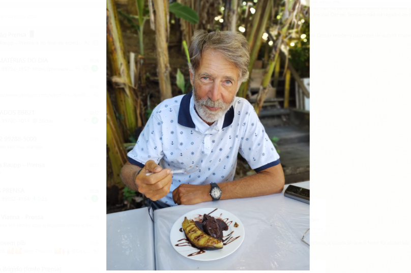 Zirk Botha provando a sobremesa típica de Búzios, banana assada com açaí. Imagem: Prensa de Babel