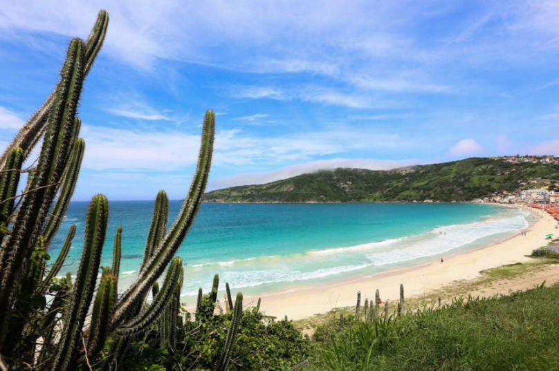 Decreto proíbe a permanência na praia e banho de mar durante 10 dias. Imagem: Prainha (Arraial do Cabo) | Monique Renne