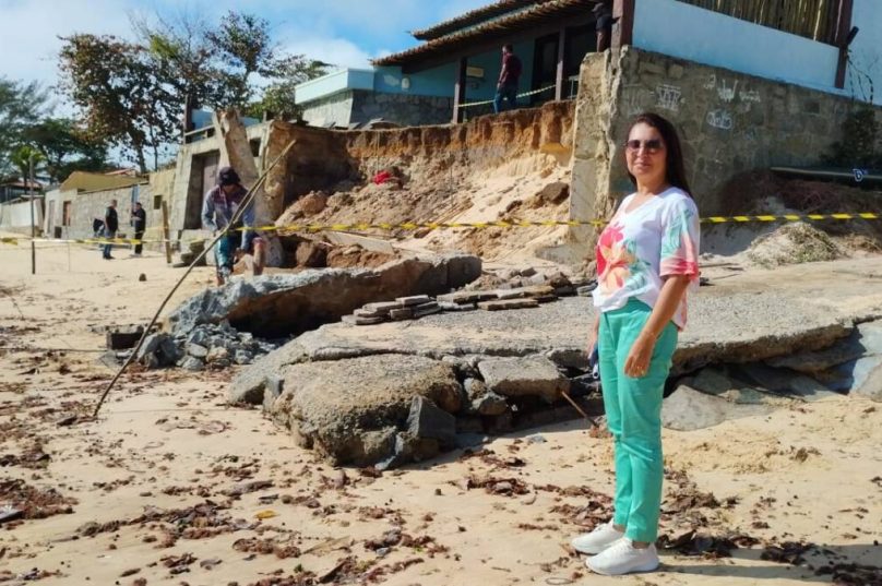 A secretária de Meio Ambiente de Búzios, Roseli, acompanha a equipe de operários durante a retirada das rampas de concreto expostas pela ressaca na Praia do Canto - Foto de Ronald Pantoja