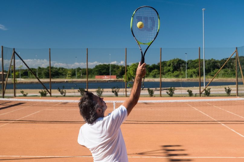 Funcionamento para sócios e para não sócios também, disponibilizando para aluguel quadras poliesportivas de cimento ou areia, quadras de tênis e beach tênis, campo Society e piscina com raia de 50 metros.