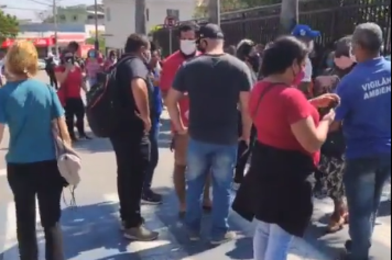 Os protestantes chegaram a invadir o pátio da prefeitura. Foto: Reprodução / Fonte Certa