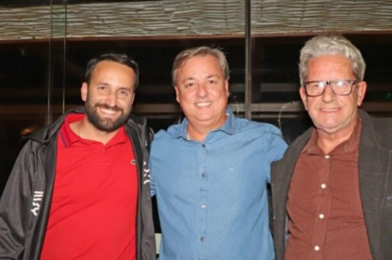 Alexandre Martins entre Rafael Aguiar e Miguel Pereira em momento anterior aos acontecimentos políticos que causaram uma reviravolta nos rumos da política em Búzios- reprodução da internet