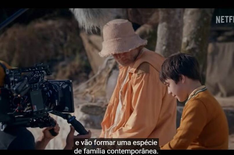 Santoro e Miguel Martines durante filmagens em Búzios, onde parte da história ganhou ambientação real ao lado da comunidade local