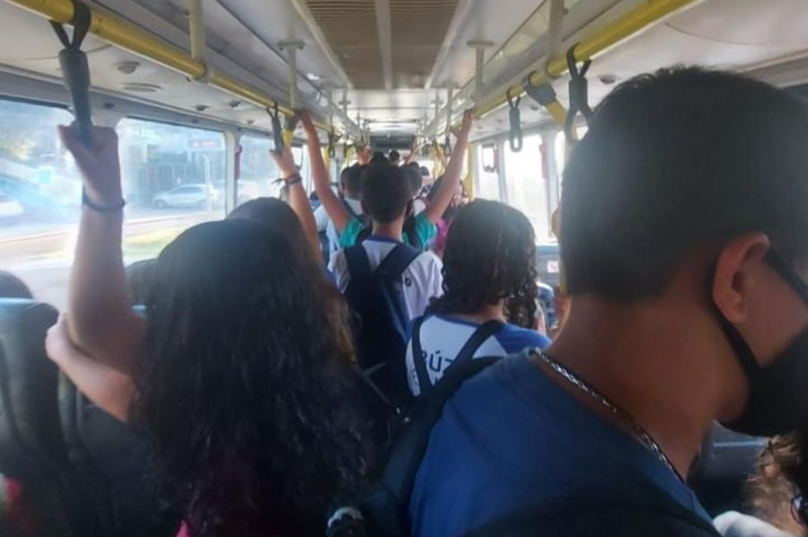 Foto mostra a superlotação dos ônibus. Imagem: Reprodução I Internet