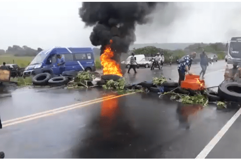 Moradores fizeram barreiras de pneu e atearam fogo interditando o tráfego. Foto reprodução internet