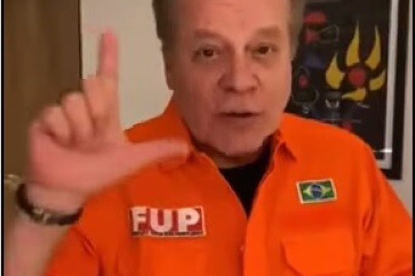 Jornalista faz homenagem ao ex-presidente Lula no fim do agradecimento.  Foto Reprodução Redes Sociais.