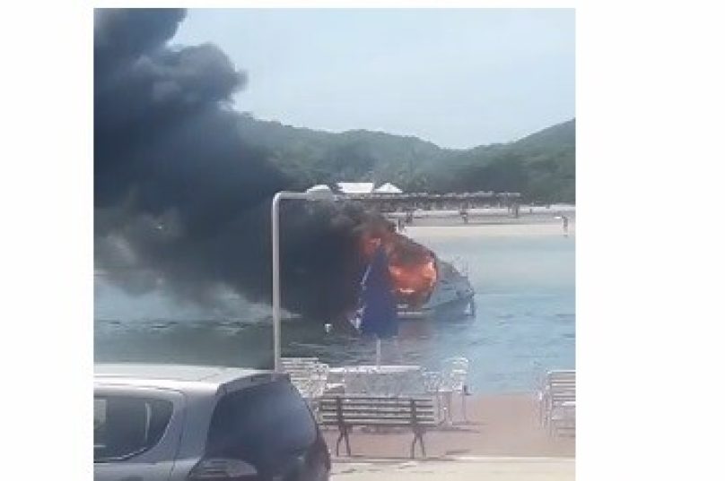 Na embarcação estavam cinco pessoas, que pularam no mar. Imagem: Alexandre Nunes