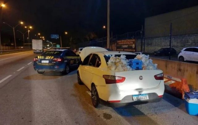 O material estava escondido no para-choque traseiro do veículo e dentro do tanque de combustível. Foto Divulgação