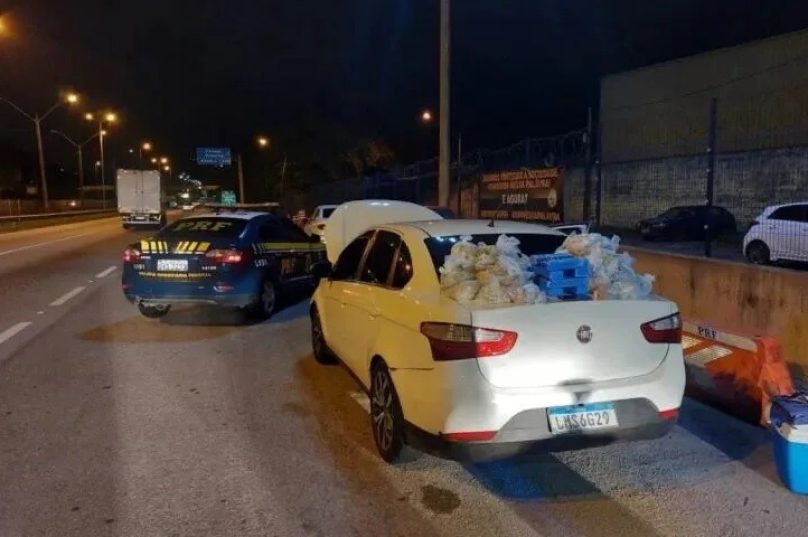 O material estava escondido no para-choque traseiro do veículo e dentro do tanque de combustível. Foto Divulgação