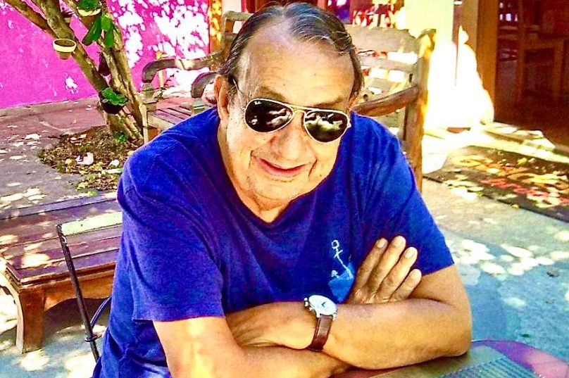 Sérgio em um de seus locais costumeiros em Búzios, a mesa do Café do Porto da Barra, na Praia de Manguinhos