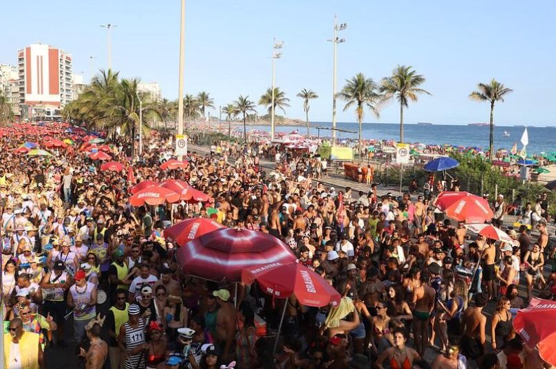 Cerca de 160 mil foliões foram às ruas do Rio de Janeiro no sábado (22), marcando o início do pré-Carnaval 2025. Ao todo, 55 agremiações animaram diversos pontos da cidade, levando samba, funk, marchinhas e ritmos afro-brasileiros aos bairros tradicionais da festa. A expectativa é que mais de 470 apresentações ocorram até 9 de março.

Entre os destaques, esteve o desfile do Bloco da Favorita, que reuniu aproximadamente 50 mil pessoas no circuito dos megablocos, na Rua Primeiro de Março, no Centro. O evento contou com apresentações de MC Maneirinho, Borges, Bin e Puterrier, que agitaram os foliões com grandes hits do funk carioca.

Em Santa Teresa, o Céu na Terra homenageou Rita Lee com um cortejo marcado por bonecos gigantes e cerca de 150 instrumentistas. Fundado em 2001, o bloco encantou o público ao misturar rock e samba pelas ladeiras históricas do bairro.

Já o Estratégia, com 13 anos de história, celebrou o legado musical de Wilson Simonal no Largo São Francisco de Paula. Com bateria composta por 60 ritmistas, o bloco resgatou o ritmo da pilantragem, uma marca registrada do cantor.

Na parte da tarde, o Afoxé Filhos de Gandhi desfilou pelas ruas da Pequena África, região da Zona Portuária do Rio, levando mensagens de paz e resistência cultural afro-brasileira. O cortejo começou no Museu da História e da Cultura Afro-Brasileira (Muhcab) e seguiu até o histórico Cais do Valongo.

A festa continua no domingo

Neste domingo (23), mais 35 blocos desfilam pela cidade, com destaque para o tradicional Cortejo do Boitatá, às 7h no Centro; o bloco Fogo e Paixão, às 8h no Largo São Francisco de Paula; o Suvaco de Cristo, no Jardim Botânico, às 8h; Gigantes da Lira, em Laranjeiras, às 9h; e o Empolga às 9, que anima Ipanema a partir das 11h.

Para garantir segurança e organização, a Prefeitura preparou um esquema especial envolvendo CET-Rio, Secretaria Municipal de Saúde (SMS), Comlurb, Secretaria de Ordem Pública (Seop) e Guarda Municipal (GM-Rio).

Operação especial para os dias de folia
Pré-Carnaval 2025 no Rio reúne 160 mil foliões e anima a cidade com blocos como Favorita, Céu na Terra e Filhos de Gandhi / foto divulgação